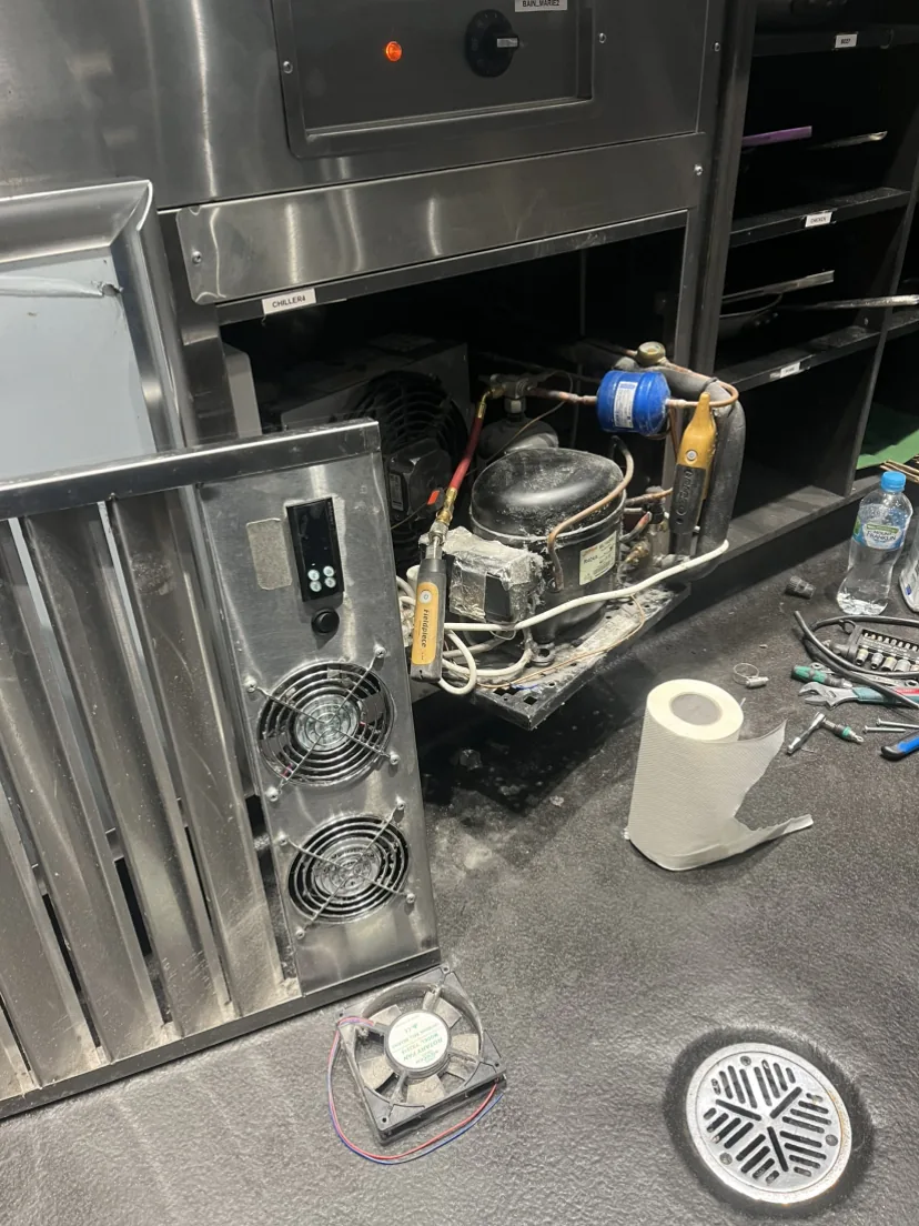 Refrigerator compressor and lower mechanical compartment